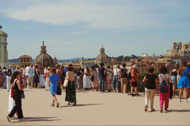 Diverse persone ad un evento a Roma